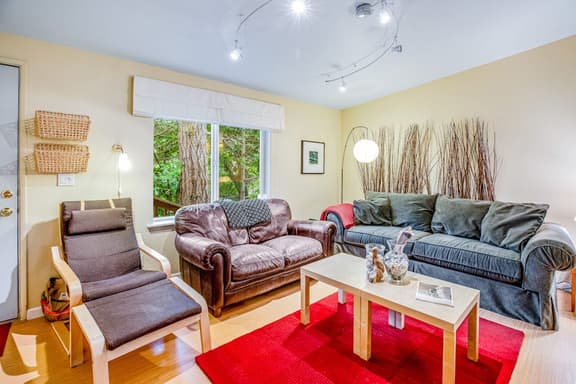 Dog friendly home with deck grill firepit washer dryer and WiFi walk to beach