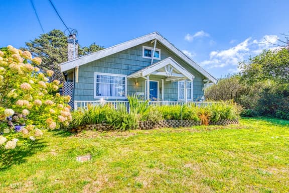 Dog friendly welcoming classic beach cottage with water views