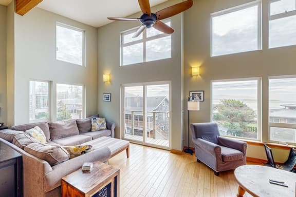 Luxurious Dog Friendly Home with Ocean Views Beach Access and Free WiFi