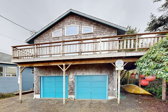 Cozy coastal home with deck ocean views and firepit 4 blocks to beach