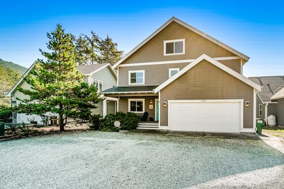 Dog friendly home near the beach with hot tub WiFi Ping Pong and foosball