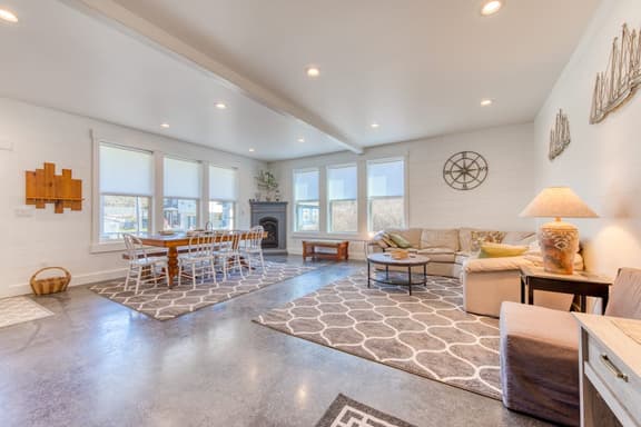 Family Friendly House Near the Beach with a Gas Fireplace Dogs Welcome