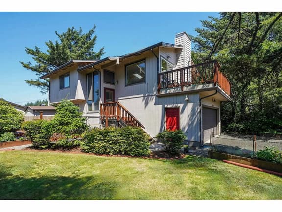 Home with gas fireplace washer dryer and 2 outdoor spaces walk to beach - Image 1