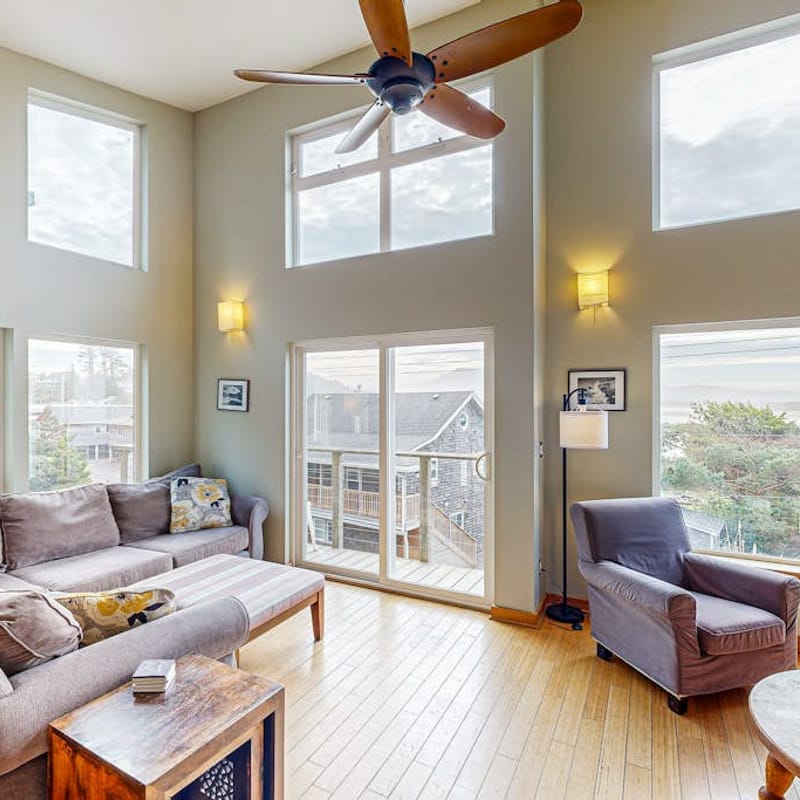 Luxurious Dog Friendly Home with Ocean Views Beach Access and Free WiFi